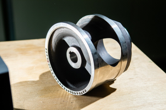 생기원과 황해전기이 개발한 '단일채널펌프'의 회전체로, 비대칭 회전체로 중심축이 치우치지 않는 설계를 통해 단단한 고형물까지 처리할 수 있다.  생기원 제공